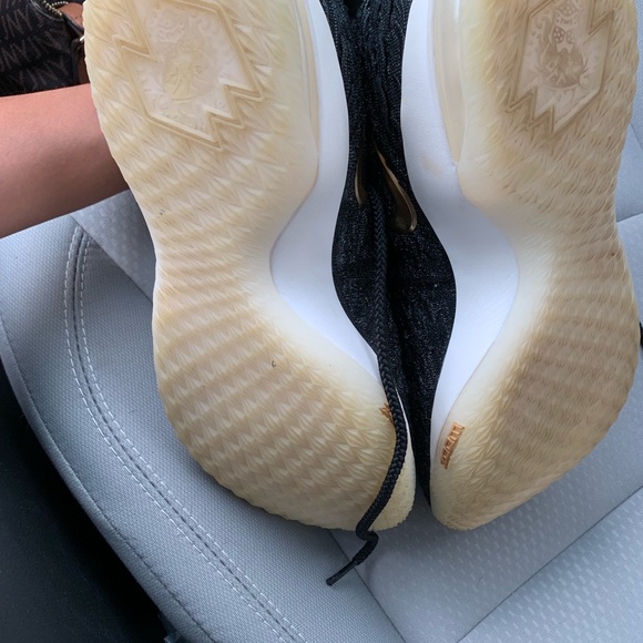 Lebron Shoes - Picture 3 of 3